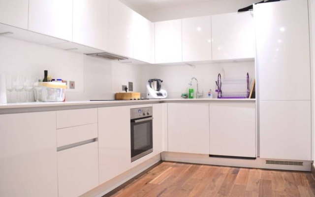 1 Bedroom Apartment Accommodates 4 in Kilburn