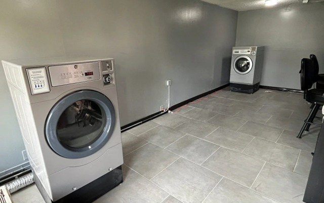 HomeTowne Studios by Red Roof Montgomery - Midtown