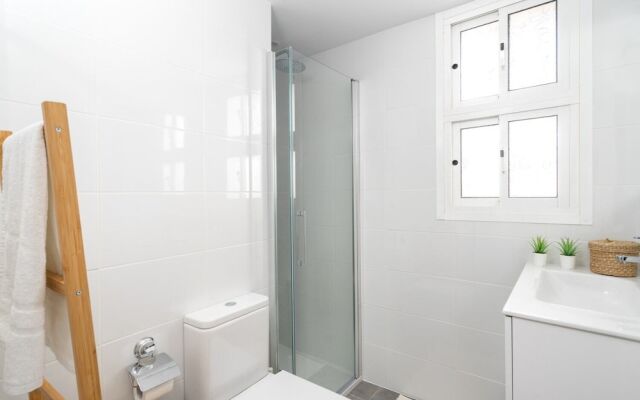 Delightful Apartment on The First Shoreline Ref 141