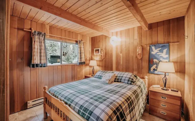 53mbr - Hot Tub - Wi-fi - Sleeps 6 1 Bedroom Home by RedAwning