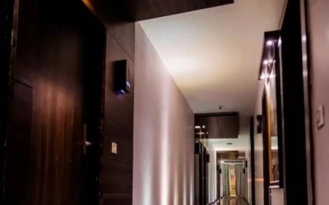 Hotel Crossroad by OYO Rooms