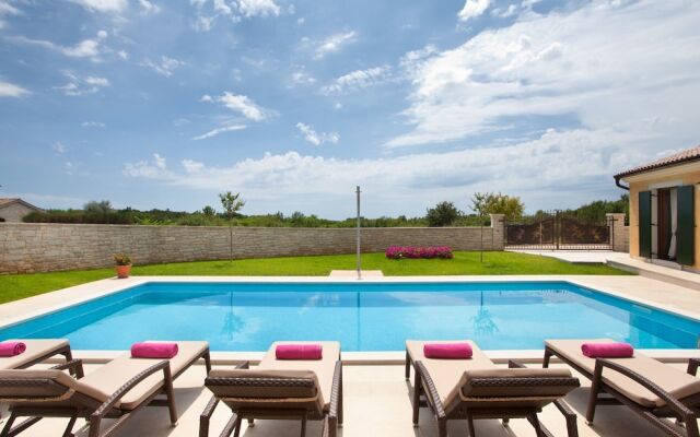Beautiful Villa in Sveti Lovrec With Barbecue