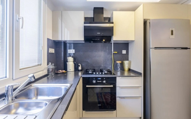 Sleek and Modern Flat Near Caddebostan Coast