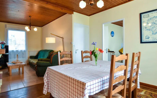 Classic Holiday Home in Saint Nic-Pentrez with Fenced Garden