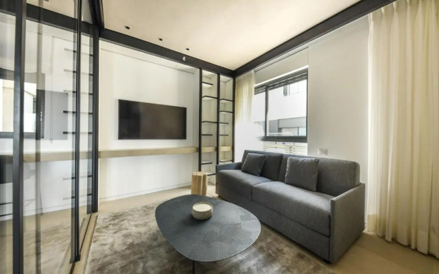 Modern and Vibrant 2BR apartment with Private Balcony