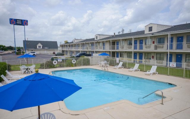 Motel 6 Webster, TX - Houston - Nasa Lake
