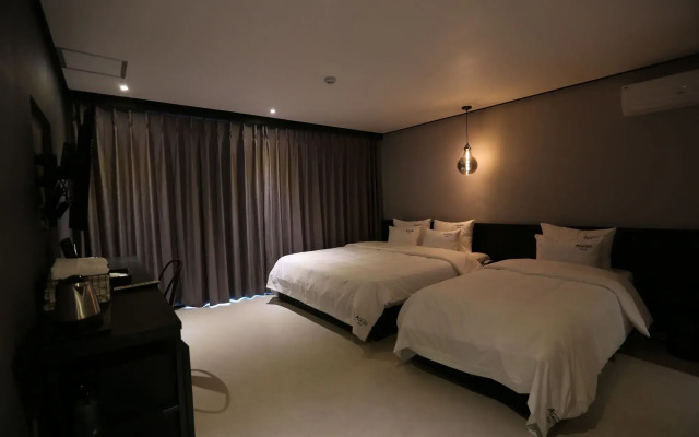 Gupo Station Almond Hotel