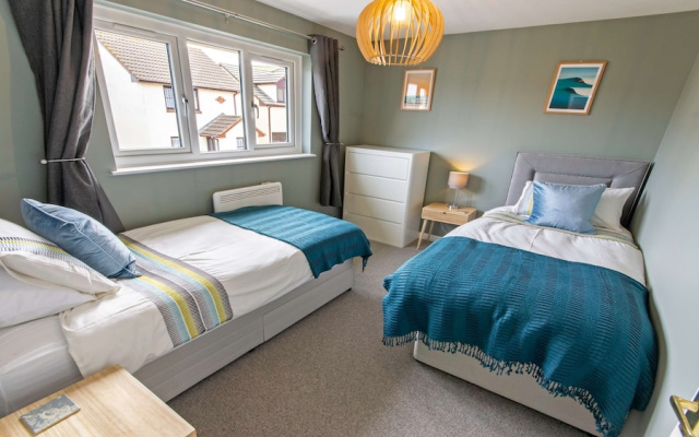 Oceanside Sleeps 6 Walk to Beach & Stylish