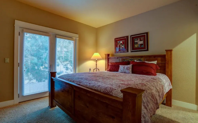 Big Pine Home with Hot Tub Close to Deschutes River Trail by RedAwning