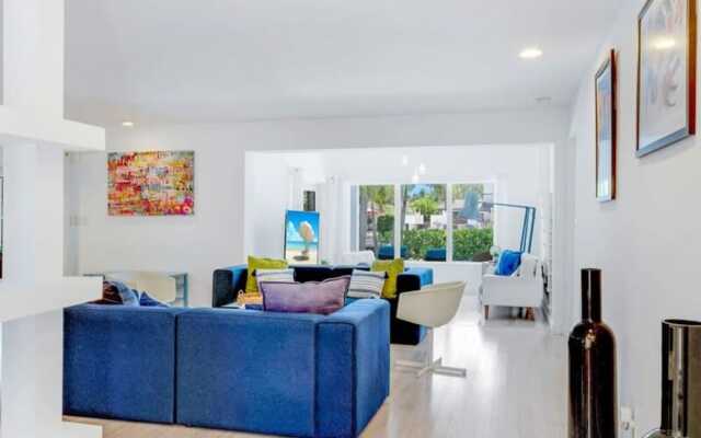 Luxe Lakefront Mansion Waterfront, Pompano Beach