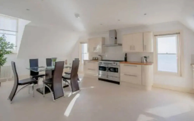 Harbour High - Luxury Beach Penthouse - Sleeps 6