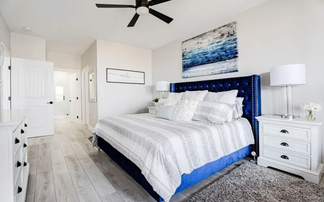 Luxury Waterfront Condo W/pool & Views!