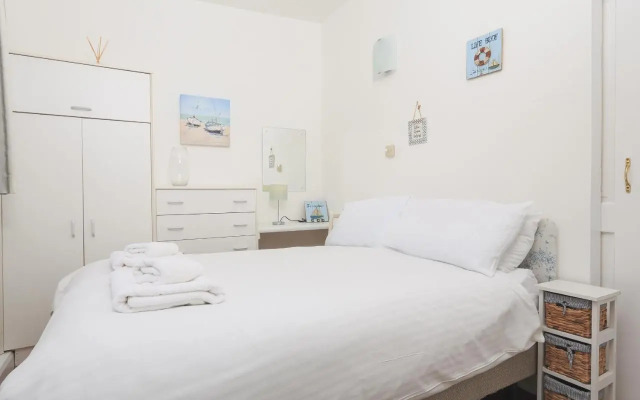 4 Thornlea Mews