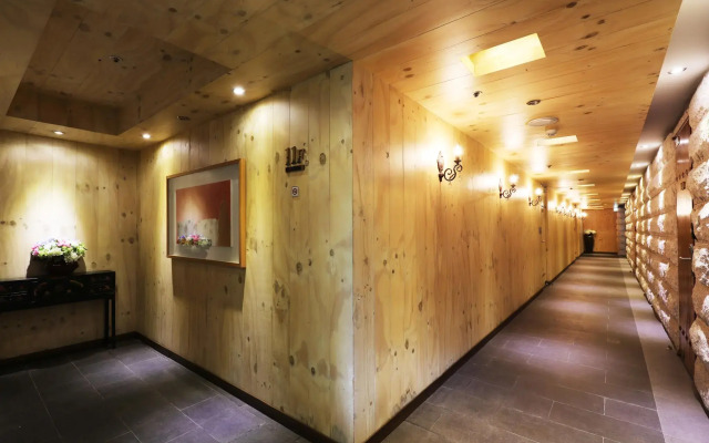 Maple Tourist Hotel