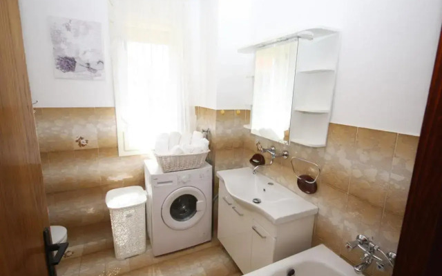 Two bedroom apartment, nice neighborhood, free parking, WiFi