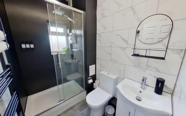 Salford-house-sleeps6-parking-garden-wifi
