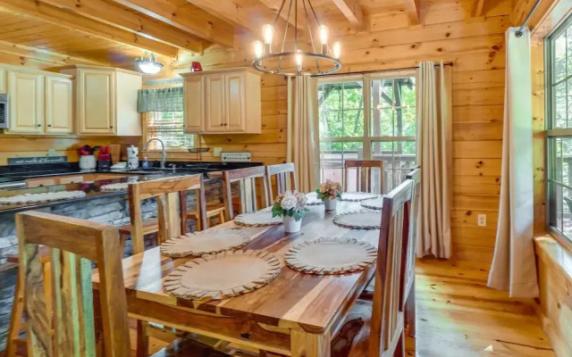 Gatlinburg Getaway: Private Hot Tub & Fireplace!
