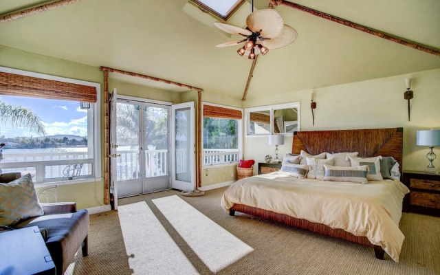 4 BR Waterfront Home Private Beach by RedAwning