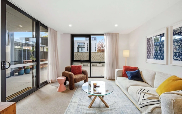Stylish 1-bed Retreat in Braddon – Balcony – Tuggeranong