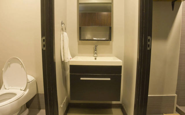OYO 103 Artina Suites Hotel