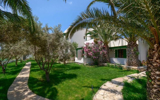 Studios Vrettos Beachfront Hotel