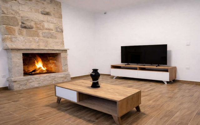 AG Stone Home - Idyllic Beachside Villa in Isthmia