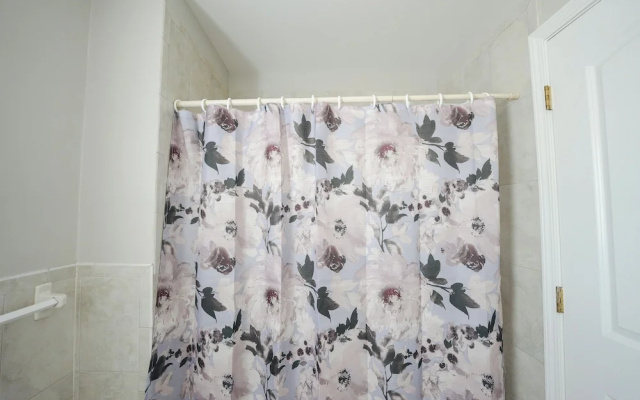 Newark Liberty Gem Brick House Apt 3