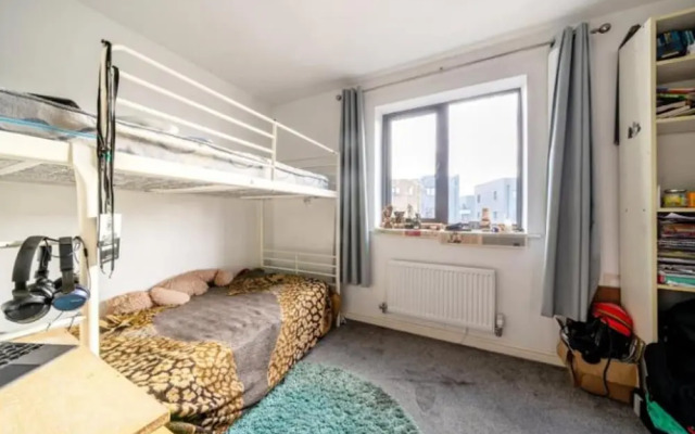 Lakeview House - Sleeps 6, Garden & Free Parking