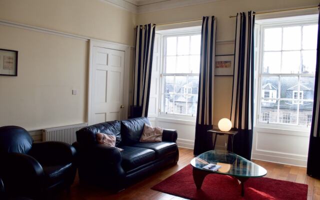 3 Bedroom Central Flat With Castle Views
