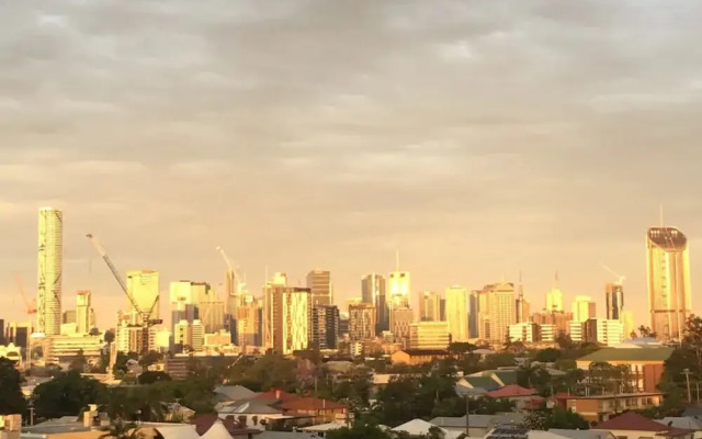 Luxury 1 Bedroom Top Floor Apartment With Balcony