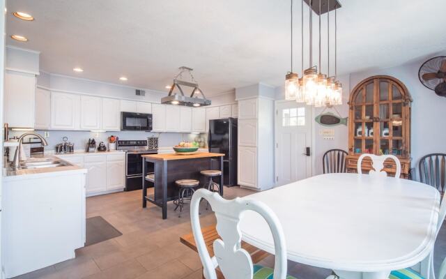 Lakeside Villa by RedAwning