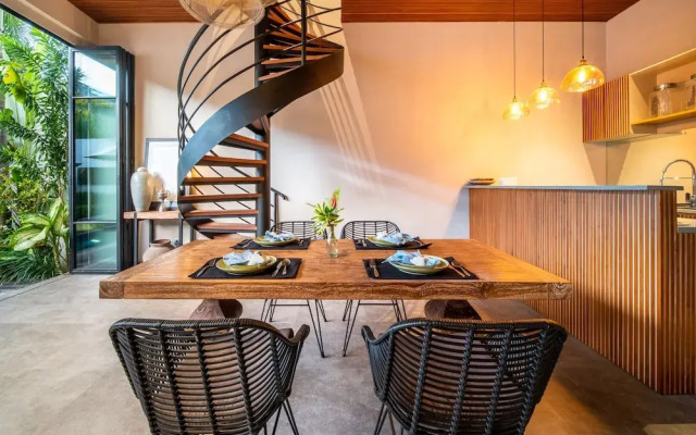 Luxury Private Loft, 2 BR, Canggu With Staff