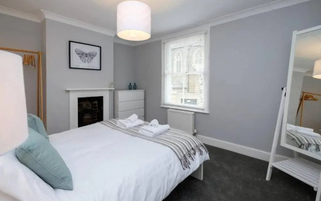 Contemporary House Garden near Park & Thames