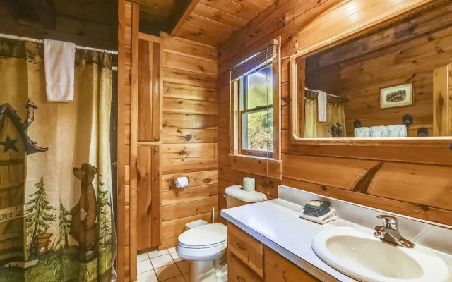 Mountain Serenity 2 Bedroom Cabin by RedAwning