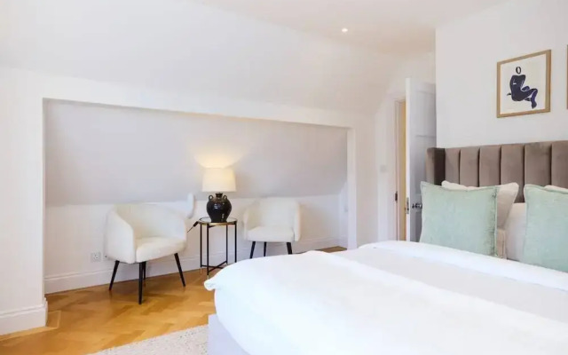 The Charm of Chelsea - Modern 4bdr With Shared Courtyard