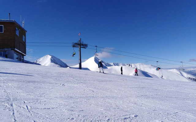 Sunny studio apartment - few steps from Gondola