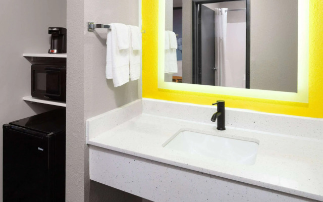 Super 8 by Wyndham Olney