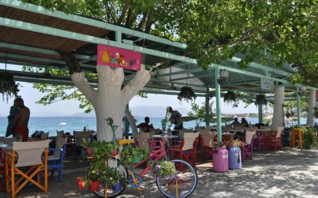 Okeania Seafront Rooms in Kamena Vourla