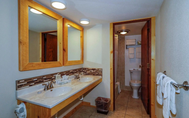 The Round Barn Lodge