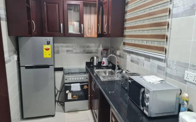 Spacious, Quiet & Cozy- Close to Highway-parking