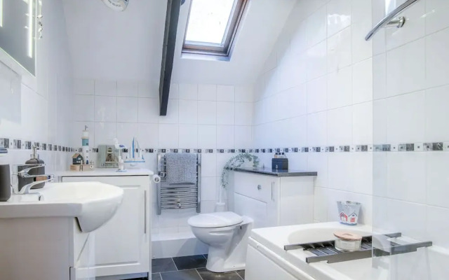 Cosy At The Mews - 2 Bedroom Apartment - Tenby