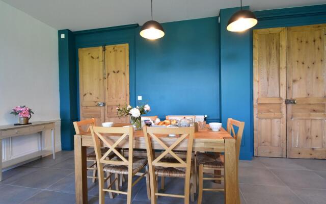 Heritage Castle in Asnieres with Garden