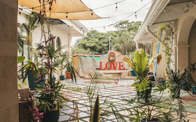 Zulu Surf Hotel