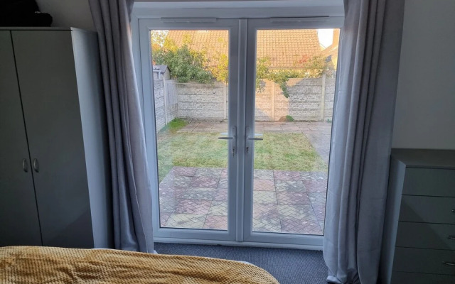 Modern, Spacious Walking Distance to Castle & Town