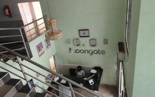 Moongate Hotel and Suites, Obantoko