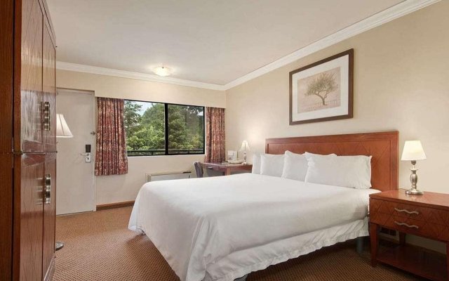 Travelodge by Wyndham Vancouver Lions Gate