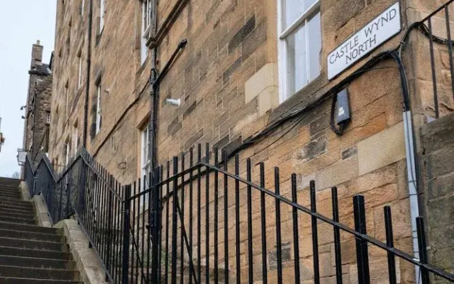 Chic 1BD Flat - W/views of Edinburgh Castle!