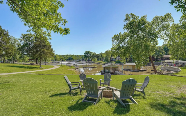 Kayaks & Boat Dock: Waterfront Home in Grove