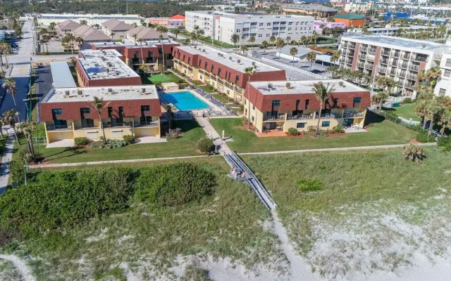 Cocoa Beach Club by Happy Palm Stays