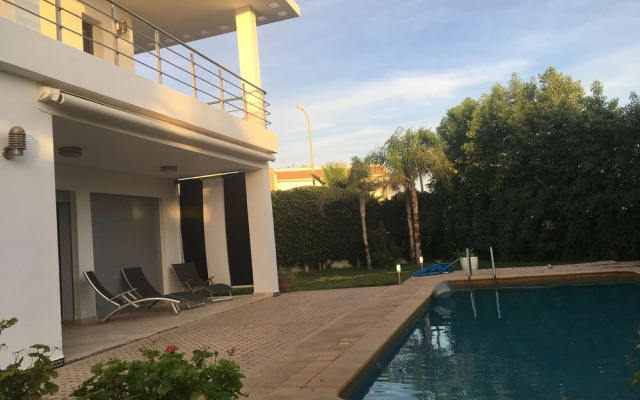 Luxurious 5 Bedrooms Villa Ref HI51053